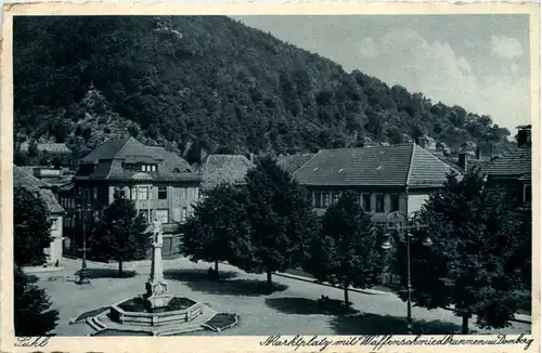 Suhl, Marktplatz mit Waffenschmiedbrunnen und Domberg -526124