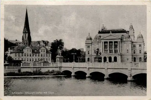 Schwerin, Staatstheater mit Dom -502494