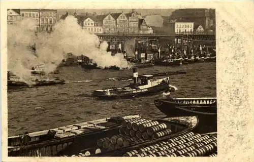 Hamburg, Tugboat on the Elbe -527314