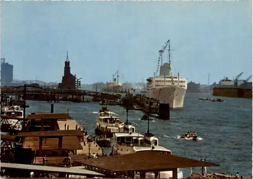 Hamburg, Passagierschiff an der überseebrücke -527644