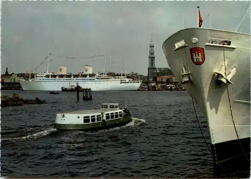 Hamburg, Passagierschiff Gripsholm und St. Michaeliskirche -527744