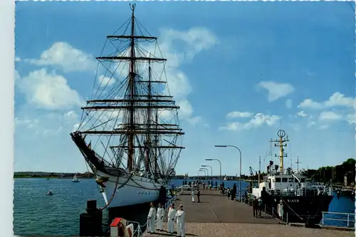 Kiel, Segelschulschiff am Kai -527590