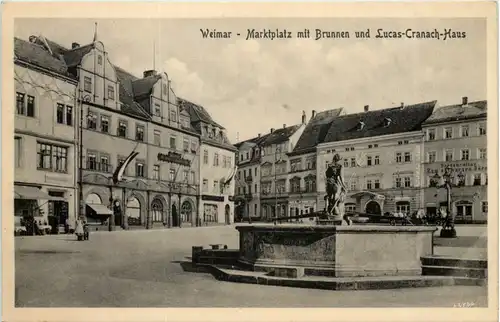 Weimar, Marktplatz mit Brunnen und Lucas-Cranach-Haus -511278