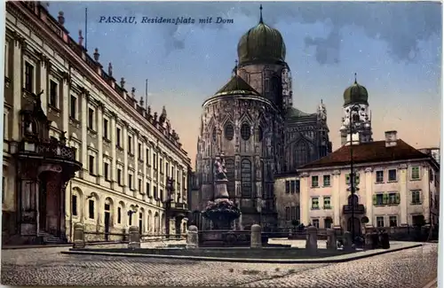 Passau, Residenzplatz mit Dom -529738