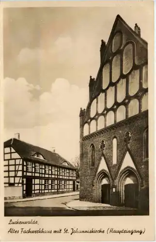 Luckenwalde, Altes Fachwerkhaus mit St. Johanniskirche -531132
