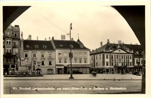 Wr. Neustadt, Laubendurchblick am Adolf-Hitler-Platz m. Rathaus u. Marie -531882