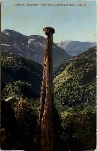 Südtirol - Erdpyramide gegen das Mendelgebirge -640354