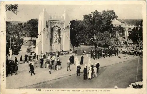 Dakar - Le Cardinal Verdier au Monument aux morts -641004