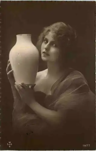 Frau mit Vase -641494