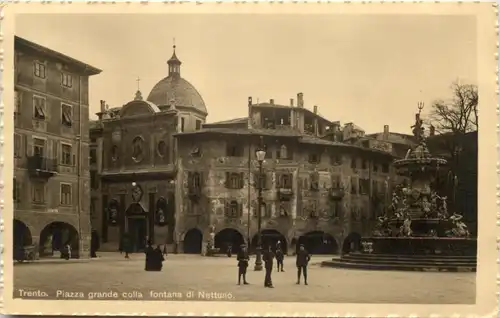 Trento - Piazza grande colla fontana de Nettuno -640522