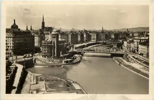 Wien - Donaukanal mit Urania -643086