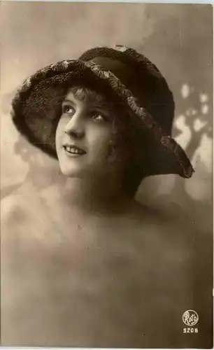 Frau mit Hut -641422