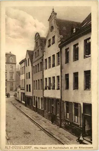 Düsseldorf - Alte Häuser mit Muschelaufsatz in der Ritterstrasse -621626