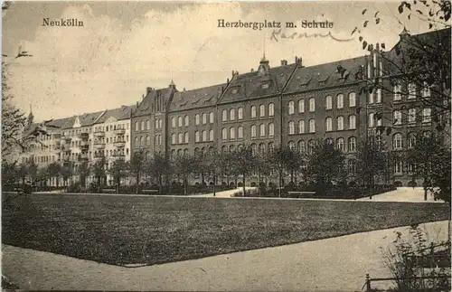 Neukölln - Herzbergplatz mit Schule -623326
