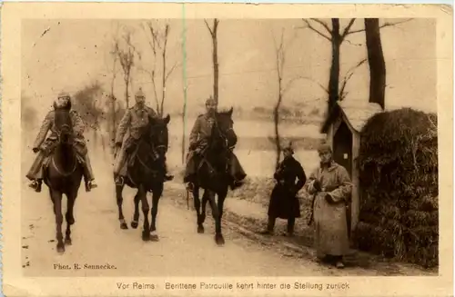 Vor Reims - Berittene Patrouille kehr zurück - Feldpost Reservelazarett Landsberg a. W. -626866