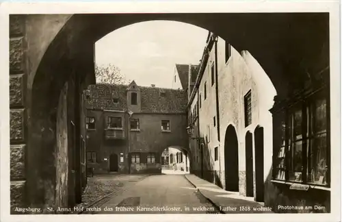 Augsburg, St. Anna Hof rechts das frühere Karmeliterkloster -512720