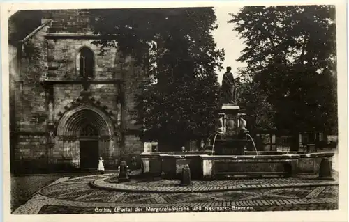 Gotha, Portal der Margaretenkirche und Neumarkt-Brunnen -524360