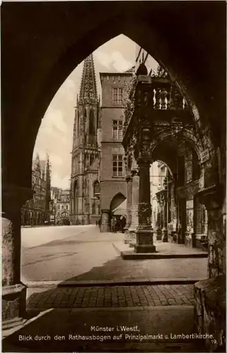 Münster i. W., Blick durch Rathausbogen auf Prinzipalmarkt u Lambertik -518006