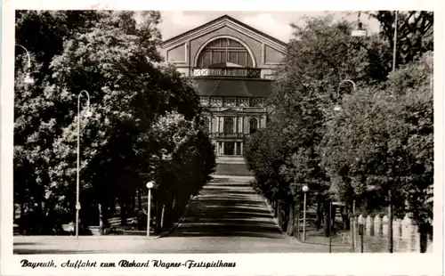 Bayreuth, Auffahrt zum Richard-Wagner Festspielhaus -529608