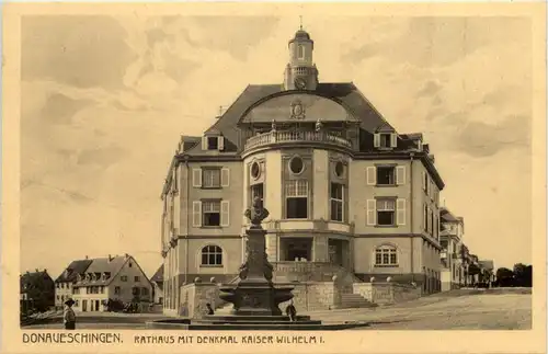 Donaueschingen, Rathaus mit Denkmal Kaiser Wilhelm I -520888