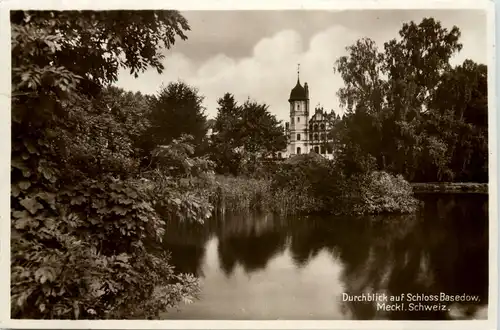 Durchblick auf Schloss Basedow, Meckl. Schweiz -531508