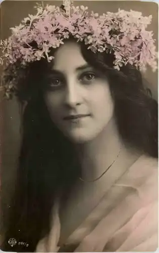 Frau mit Blütenkranz -633138
