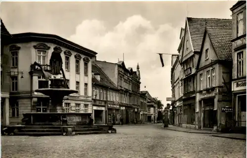 Güstrow, Strasse des Friedens mit Borwinbrunnen -531950