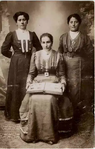 Frauen mit Photoalbum -643318