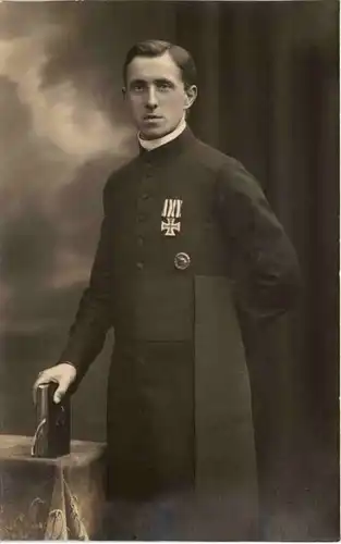 Regensburg - Pfarrer mit Eisernem Kreuz -643546