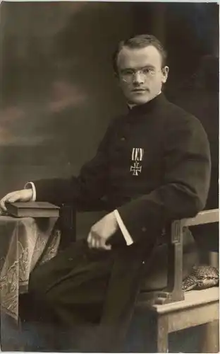 Regensburg - Pfarrer mit Eisernem Kreuz -643532