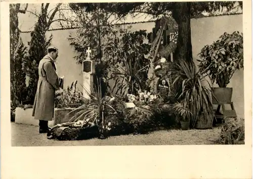 Adolf Hitler am Elterngrab in Leonding -643692