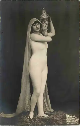 Erotik - Frau mit Vase -643920