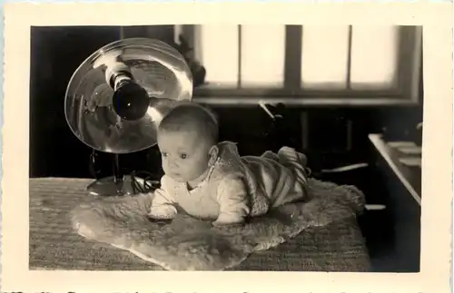Baby mit Wärmelampe -644926