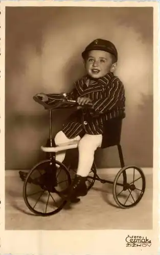 Zizkov - Kind auf Dreirad -645660