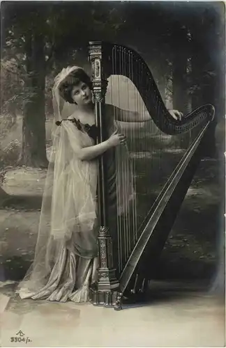 Frau mit Harfe -645972