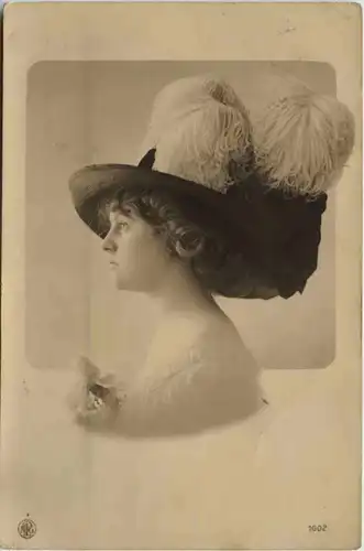 Frau mit Hut - Bückeburg -647874