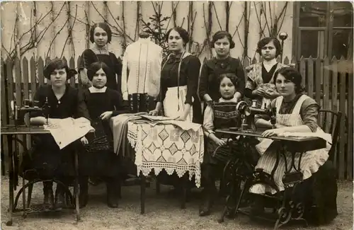 Frauen mit Nächmaschinen -648502