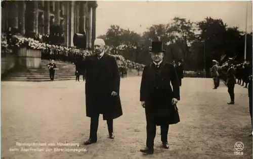 Reichspräsident von Hindenburg beim Abschreiten der Ehrenkompagnie -651298