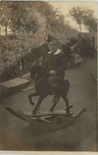 Kind auf Schaukelpferd -651920