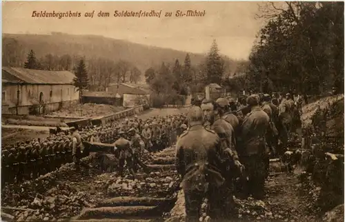 Heldenbegräbnis auf dem Soldatenfriedhof zu St. Mihiel -652020