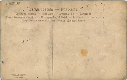 Humor - Frau stopft Mann in die Kiste -652498