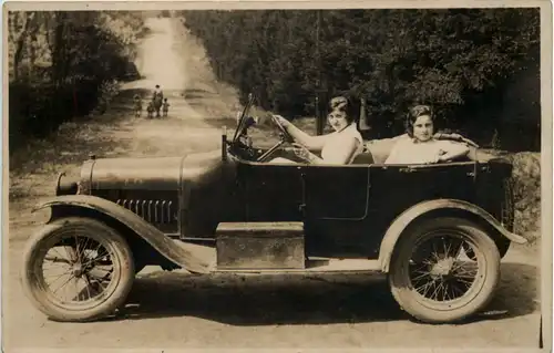 Auto PKW mit Frau -652512