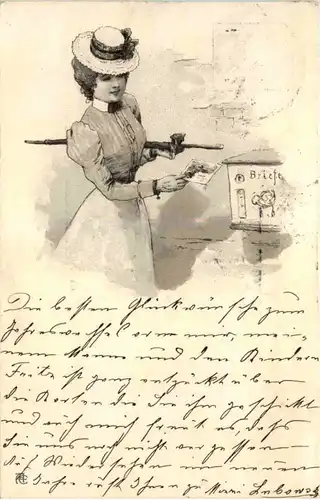 Frau am Briefkasten -652940