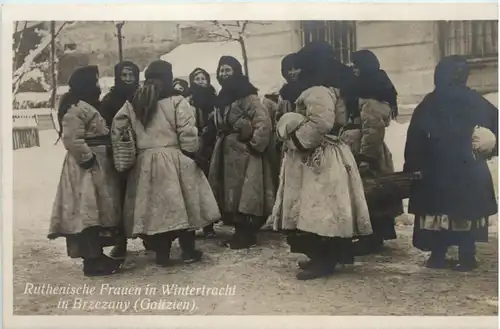 Ruthenische Frauen in Wintertrach in Brzezany -653876