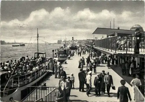 Hamburg, Landungsbrücken mit Hafen -532510