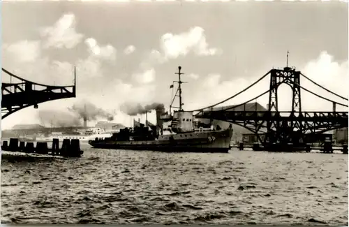 Wilhelmshaven, Minensuchboot passiert Kaiser Wilhelm Brücke -532536