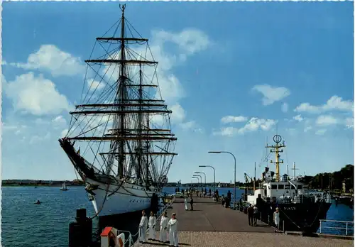 Kiel, Segelschulschiff am Kai -532604