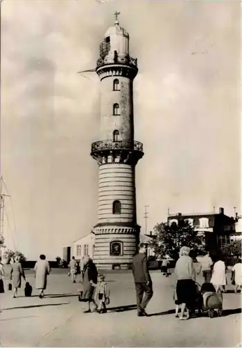 Warnemünde, Strandpromenade mit Leuchtturm -532690