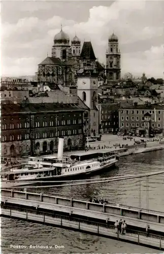 Passau, Rathaus und Dom -532744