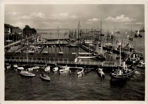 Kiel, Hindenburg-Ufer mit Segel-Yacht und Kriegshafen -532834